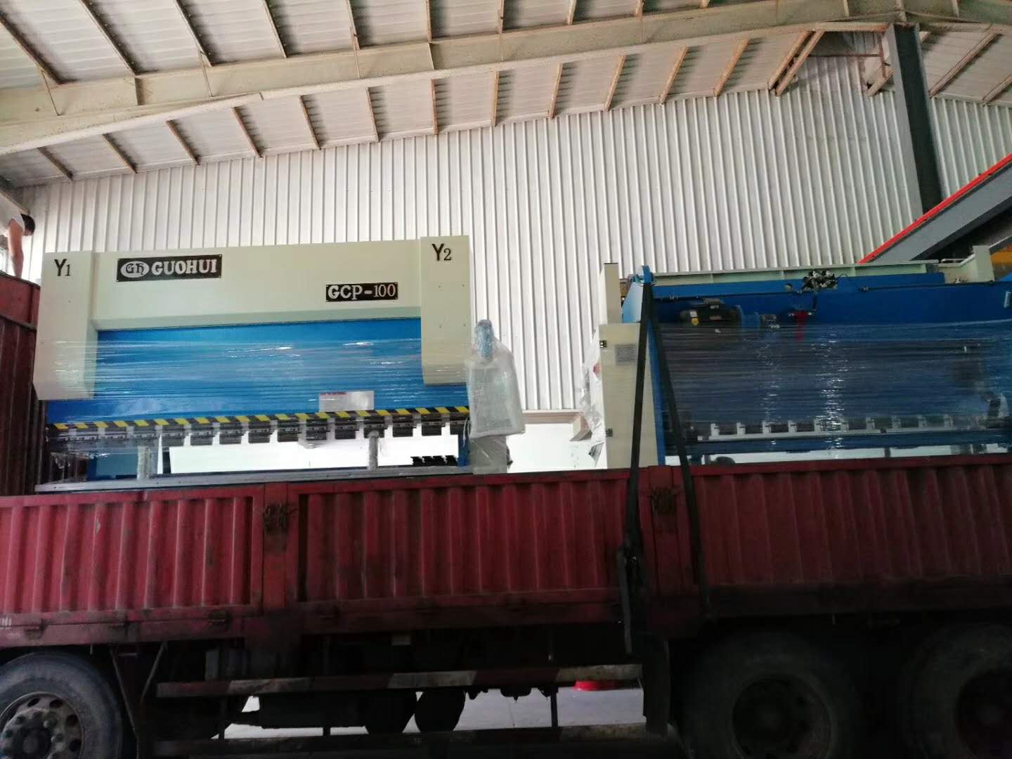 衷心感謝吳總訂購國輝5臺折彎機(jī)2臺刨槽機(jī)